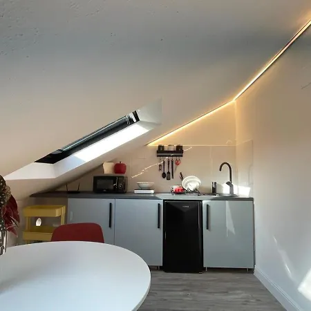 Attic Near Golf Lägenhet